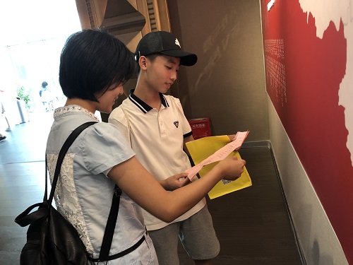 此图为队员庄子研向中学生讲述其中红色知识.JPG