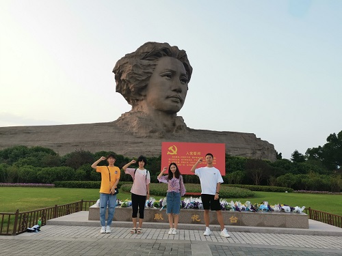 此图为带队老师甘丽娇老师带领队员学习入党誓词.JPG